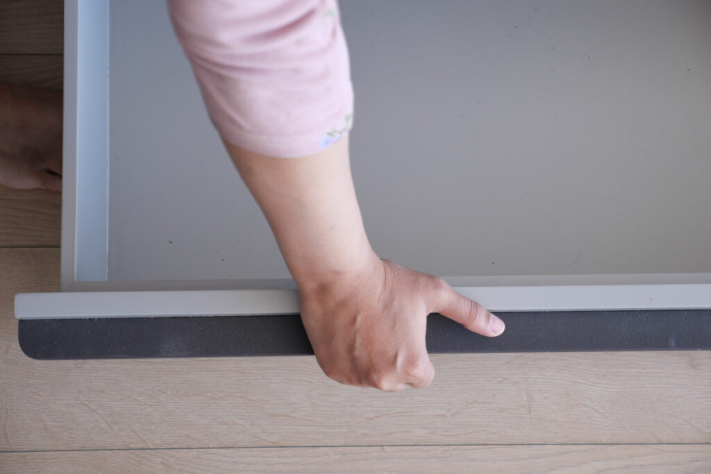 Pose de bas de porte isolant.