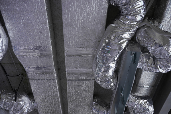Calorifugeage d'une canalisation avec une feuille métallique isolante.