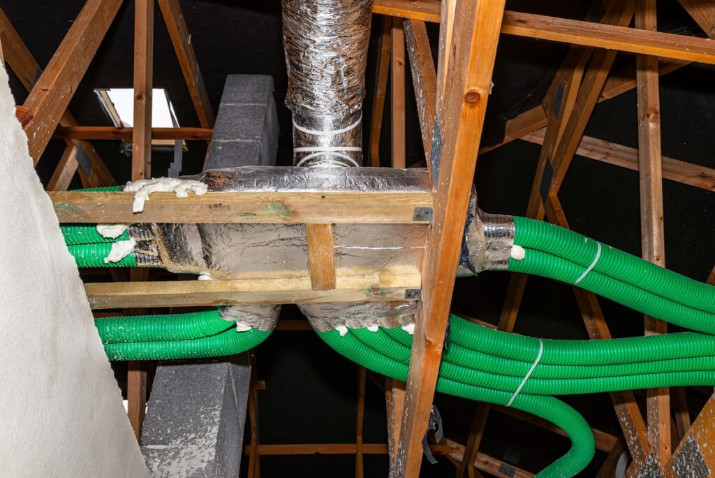 Gaine vmc isolée centrale au-dessus d'un caisson de VMC.