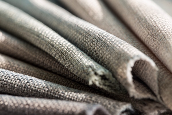 Tissu isolant thermique pour rideaux composé de plusieurs fines couches.