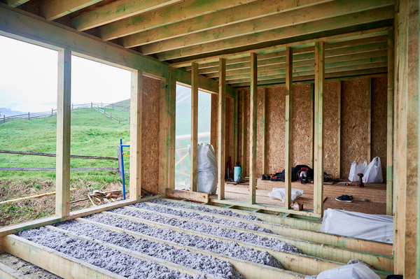 Travaux d'isolation du plancher bas en dans le cadre d'une rénovation d'ampleur.