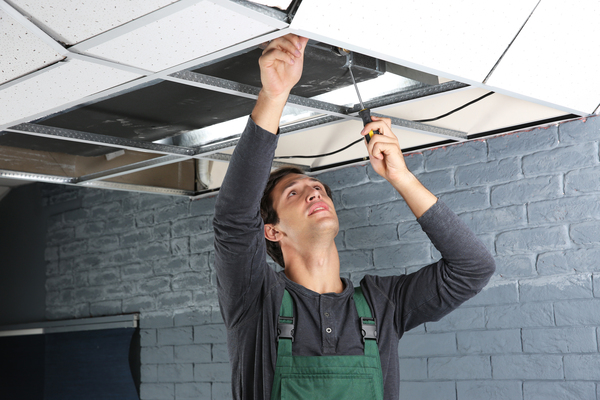 Isolation garage plafond réalisée par un jeune artisan spécialisé et certifié.
