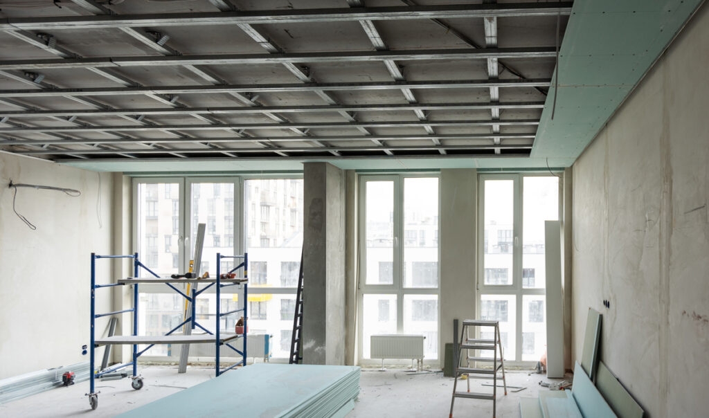 Travaux d'isolation plafond en cours de réalisation.