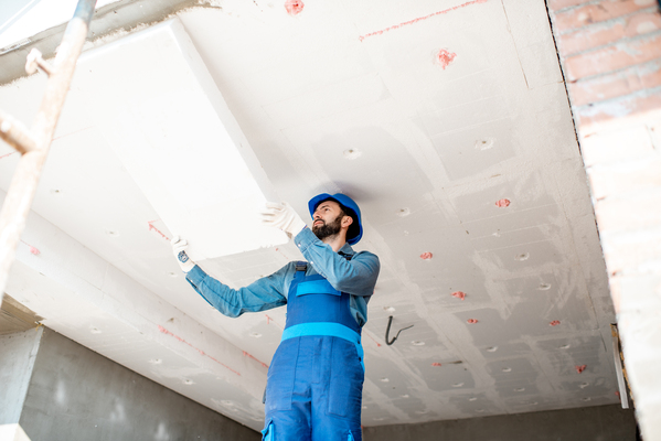 Artisan en train de réaliser l'isolation plafond.
