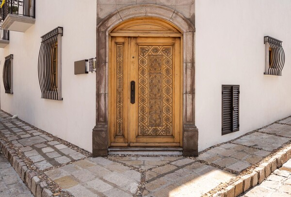 Isolation porte, maison avec une porte en bois massive.
