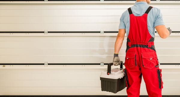 Travaux de pose et d'isolation porte de garage.
