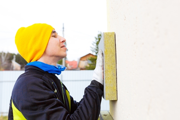 Pose d'isolant sur les murs après estimation devis isolation exterieur.