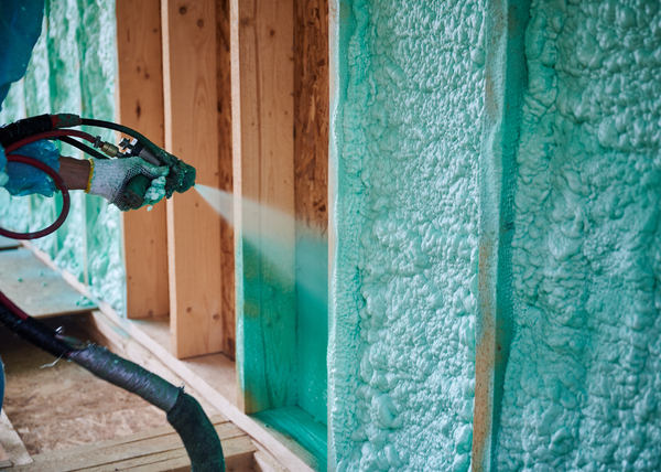 Projection d'isolant mural sous forme de mousse.