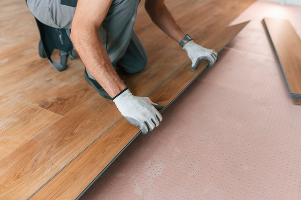 Pose de panneaux par dessus un isolant parquet.