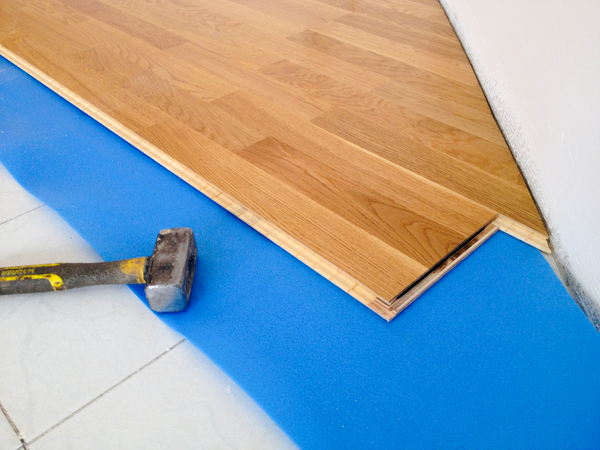 Isolant parquet de couleur bleue placé sous les panneaux.