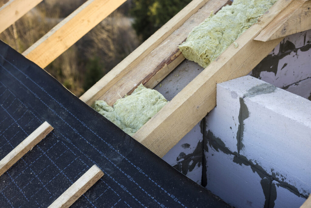 Isolation toiture prix estimé grâce à un devis, et début des travaux.