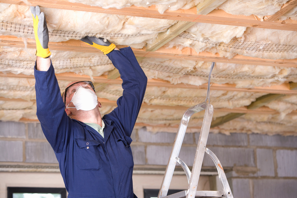 Réalisation de travaux d'isolation toiture prix calculé selon différents paramètres.
